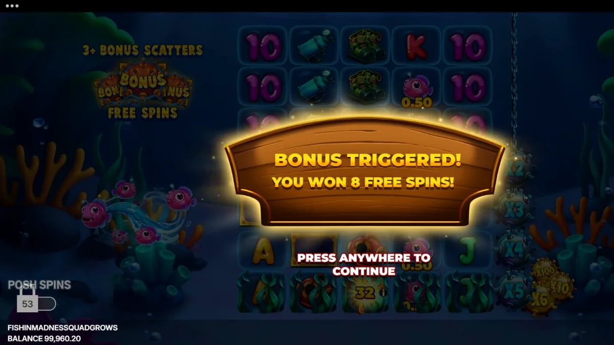 Pemandangan visual bawah laut yang dinamis dalam slot Fishin’ Madness Quadgrows dengan simbol peralatan selam dan terumbu karang.